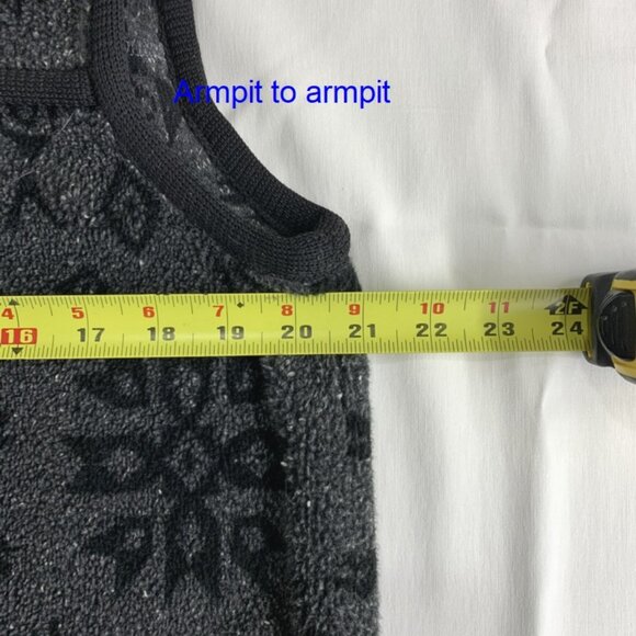 UNIQUE Handmade Sleeveless Fleece Jacket - Picture 5 of 8